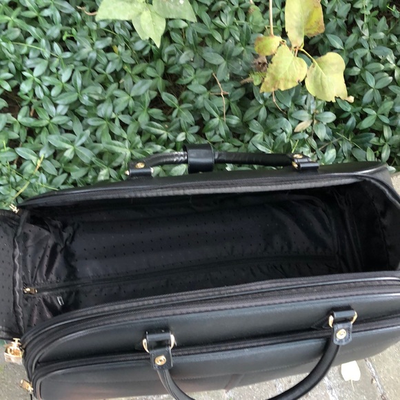 Black carry on roller duffel - Picture 4 of 5
